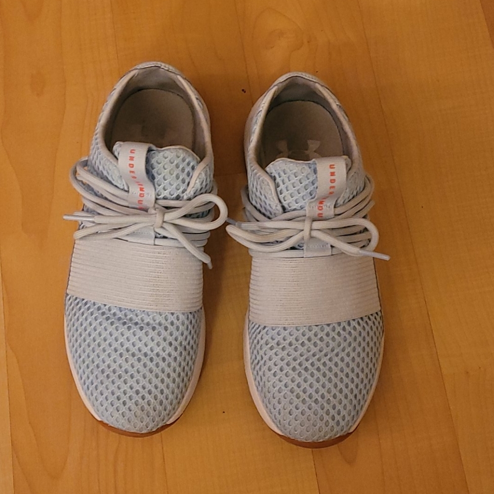 Tennis shoes